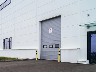 Промышленные секционные ворота Doorhan ISD01 7800x6200 с калиткой и окнами